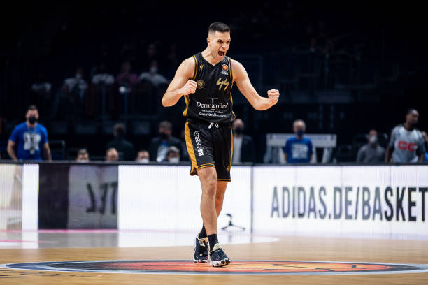 他的表现不 他的表现不